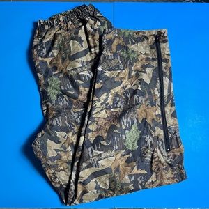 Hunting Pants Mossy oak forest Camouflage color.Splits which zip up in the pants
